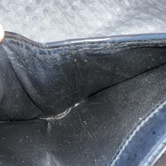 GUCCI Smooth Black Leather Bi Fold Wallet with G Clasp - Picture 11 of 16